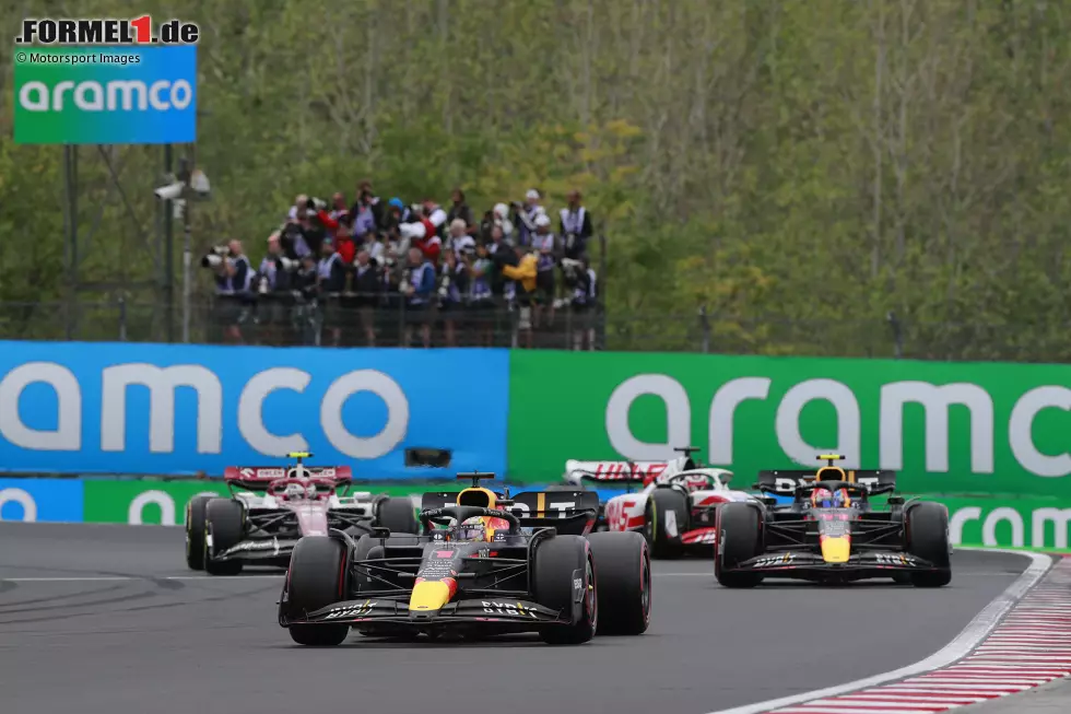 Foto zur News: Guanyu Zhou (Alfa Romeo), Max Verstappen (Red Bull), Sergio Perez (Red Bull) und Kevin Magnussen (Haas)