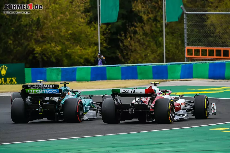 Foto zur News: Guanyu Zhou (Alfa Romeo) und Sebastian Vettel (Aston Martin)