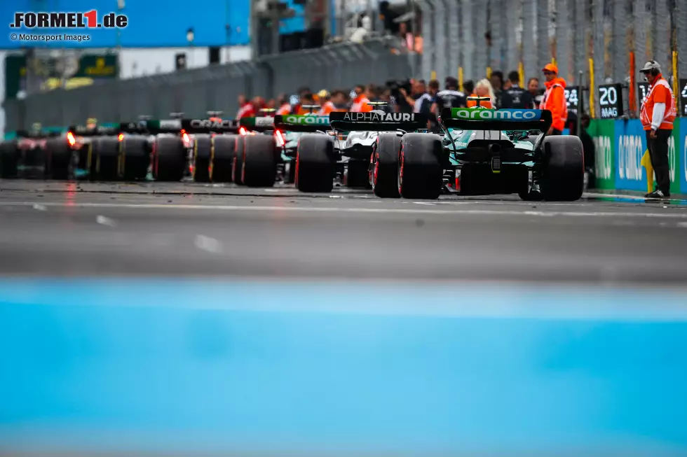 Foto zur News: Lance Stroll (Aston Martin), Yuki Tsunoda (AlphaTauri) und Sebastian Vettel (Aston Martin)