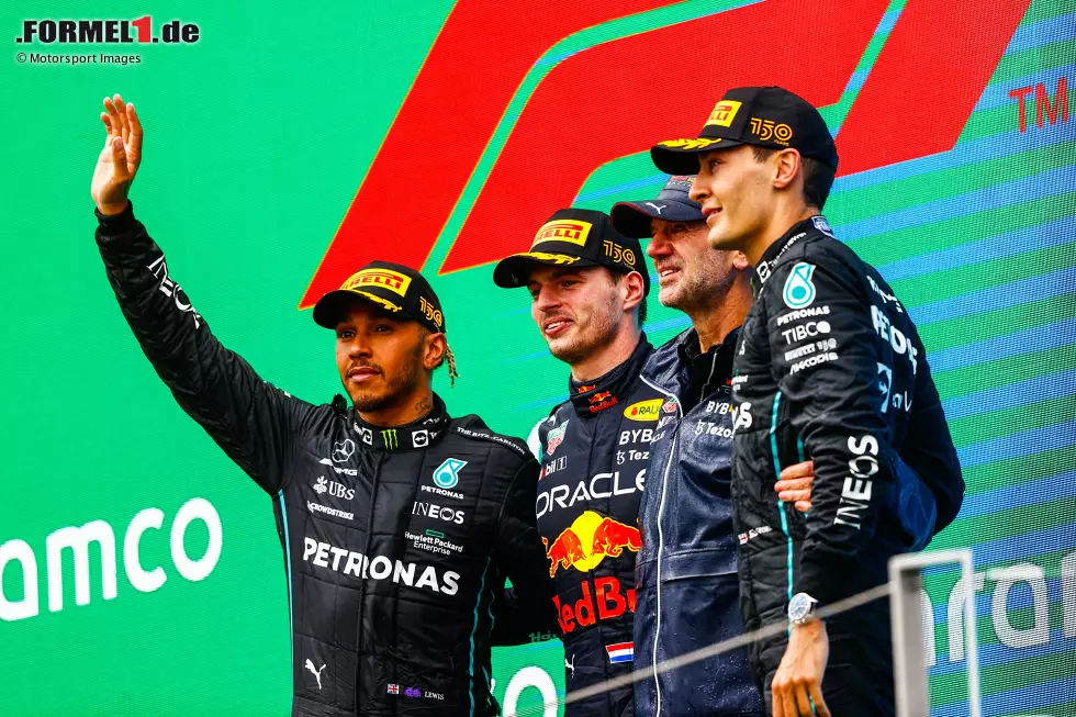 Foto zur News: Lewis Hamilton (Mercedes), Max Verstappen (Red Bull), Adrian Newey und George Russell (Mercedes)