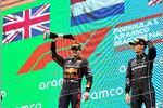 Foto zur News: Max Verstappen (Red Bull), George Russell (Mercedes) und Jos Verstappen