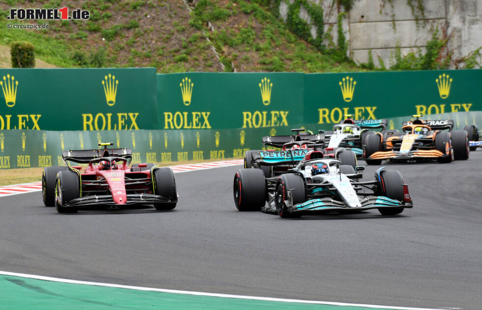 Foto zur News: George Russell (Mercedes) und Carlos Sainz (Ferrari)