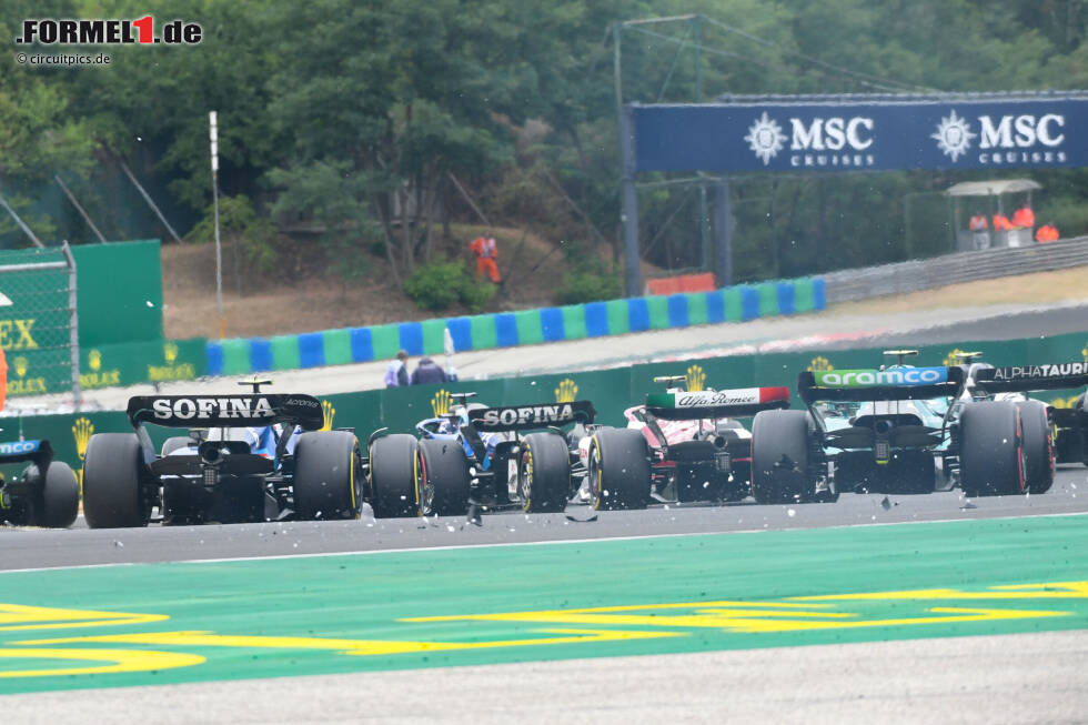 Guanyu Zhou (Alfa Romeo), Nicholas Latifi (Williams), Valtteri Bottas (Alfa Romeo), Sebastian Vettel (Aston Martin) und Lance Stroll (Aston Martin) Guanyu Zhou (Alfa Romeo), Nicholas Latifi (Williams), Valtteri Bottas (Alfa Romeo), Sebastian Vettel (Aston Martin) und Lance Stroll (Aston Martin)