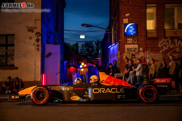 Foto zur News: Ex-Formel-1-Pilot David Coulthard nimmt Fußballer Emil Forsberg im Red Bull mit durch Leipzig