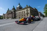 Foto zur News: Ex-Formel-1-Pilot David Coulthard nimmt Fußballer Emil Forsberg im Red Bull mit durch Leipzig