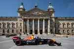 Foto zur News: Ex-Formel-1-Pilot David Coulthard nimmt Fußballer Emil Forsberg im Red Bull mit durch Leipzig