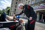 Foto zur News: Ex-Formel-1-Pilot David Coulthard nimmt Fußballer Emil Forsberg im Red Bull mit durch Leipzig