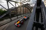 Foto zur News: Ex-Formel-1-Pilot David Coulthard nimmt Fußballer Emil Forsberg im Red Bull mit durch Leipzig