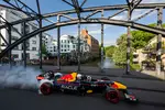 Foto zur News: Ex-Formel-1-Pilot David Coulthard nimmt Fußballer Emil Forsberg im Red Bull mit durch Leipzig