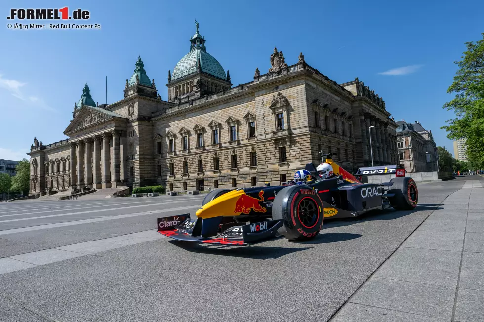 Foto zur News: Ex-Formel-1-Pilot David Coulthard nimmt Fußballer Emil Forsberg im Red Bull mit durch Leipzig