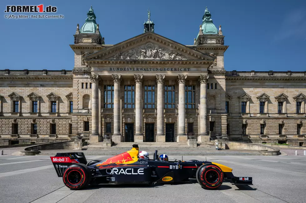 Foto zur News: Ex-Formel-1-Pilot David Coulthard nimmt Fußballer Emil Forsberg im Red Bull mit durch Leipzig