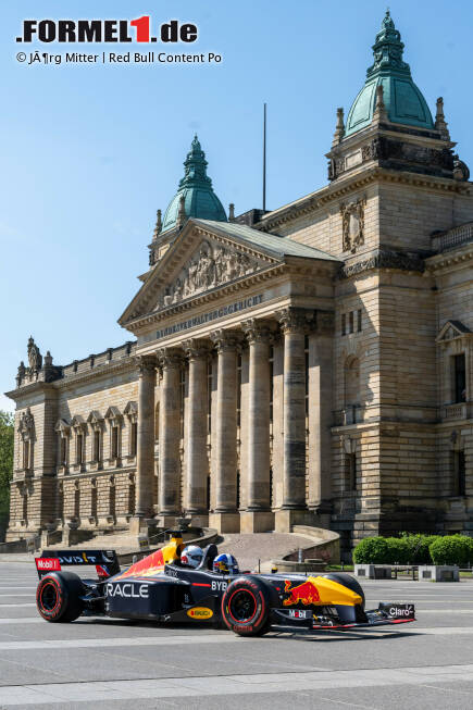 Foto zur News: Ex-Formel-1-Pilot David Coulthard nimmt Fußballer Emil Forsberg im Red Bull mit durch Leipzig