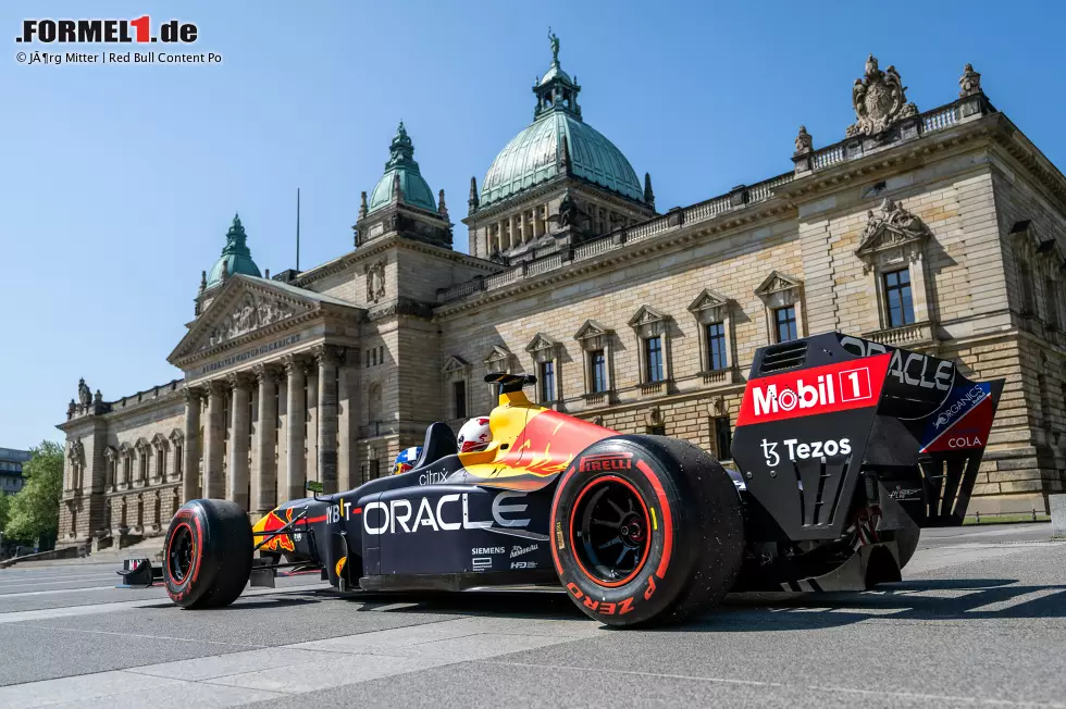 Foto zur News: Ex-Formel-1-Pilot David Coulthard nimmt Fußballer Emil Forsberg im Red Bull mit durch Leipzig