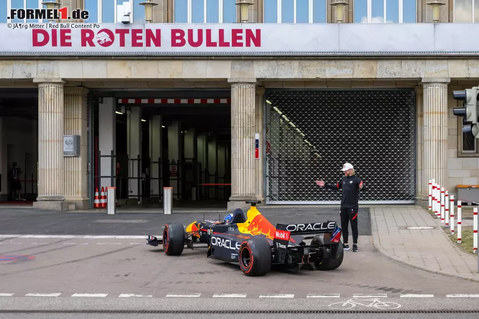 Foto zur News: Ex-Formel-1-Pilot David Coulthard nimmt Fußballer Emil Forsberg im Red Bull mit durch Leipzig