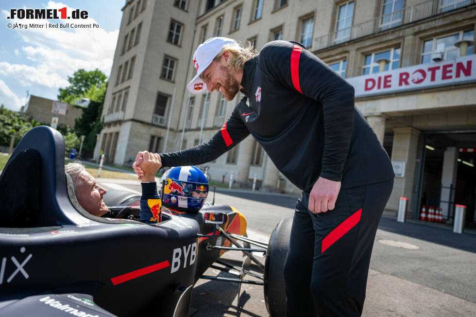 Foto zur News: Ex-Formel-1-Pilot David Coulthard nimmt Fußballer Emil Forsberg im Red Bull mit durch Leipzig