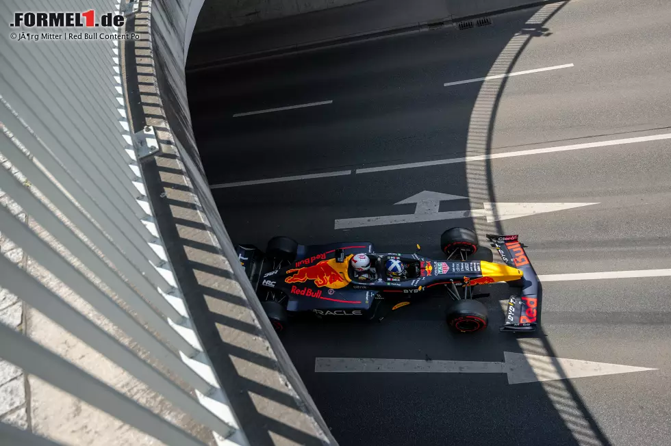 Foto zur News: Ex-Formel-1-Pilot David Coulthard nimmt Fußballer Emil Forsberg im Red Bull mit durch Leipzig