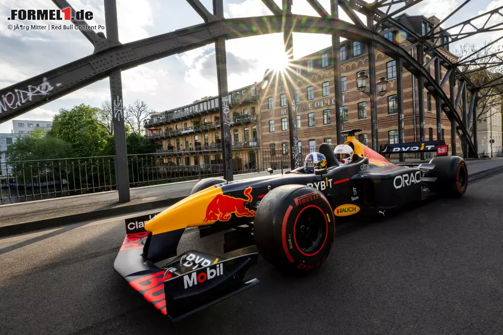 Ex-Formel-1-Pilot David Coulthard nimmt Fußballer Emil Forsberg im Red Bull mit durch Leipzig Foto zur News: Ex-Formel-1-Pilot David Coulthard nimmt Fußballer Emil Forsberg im Red Bull mit durch Leipzig
