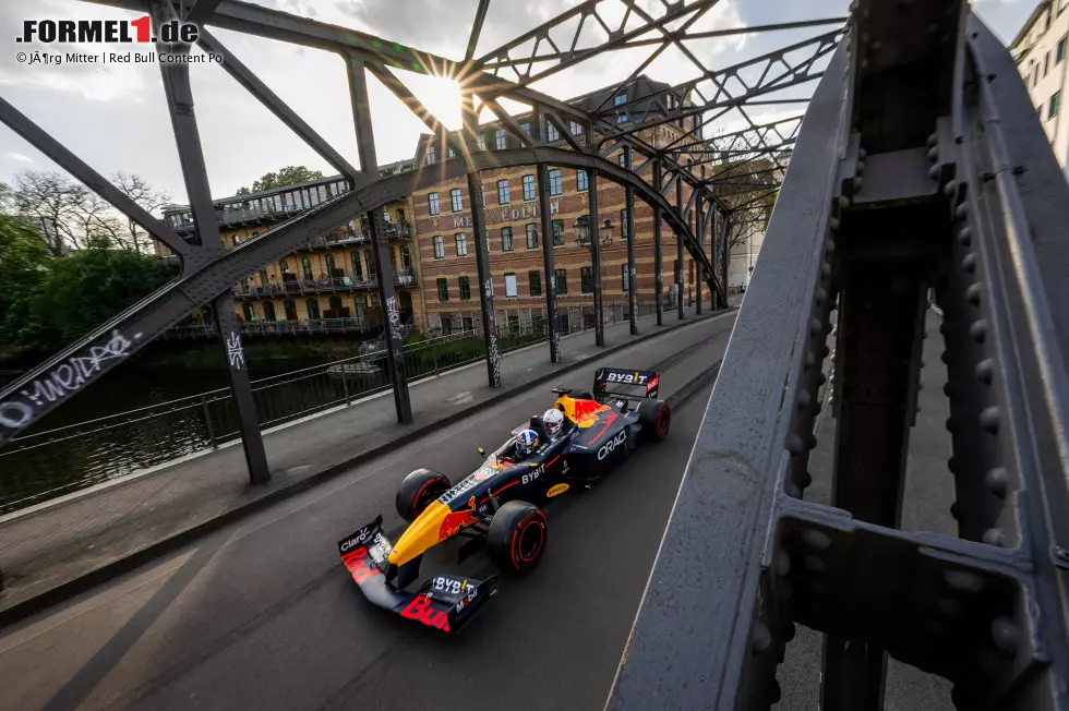 Foto zur News: Ex-Formel-1-Pilot David Coulthard nimmt Fußballer Emil Forsberg im Red Bull mit durch Leipzig