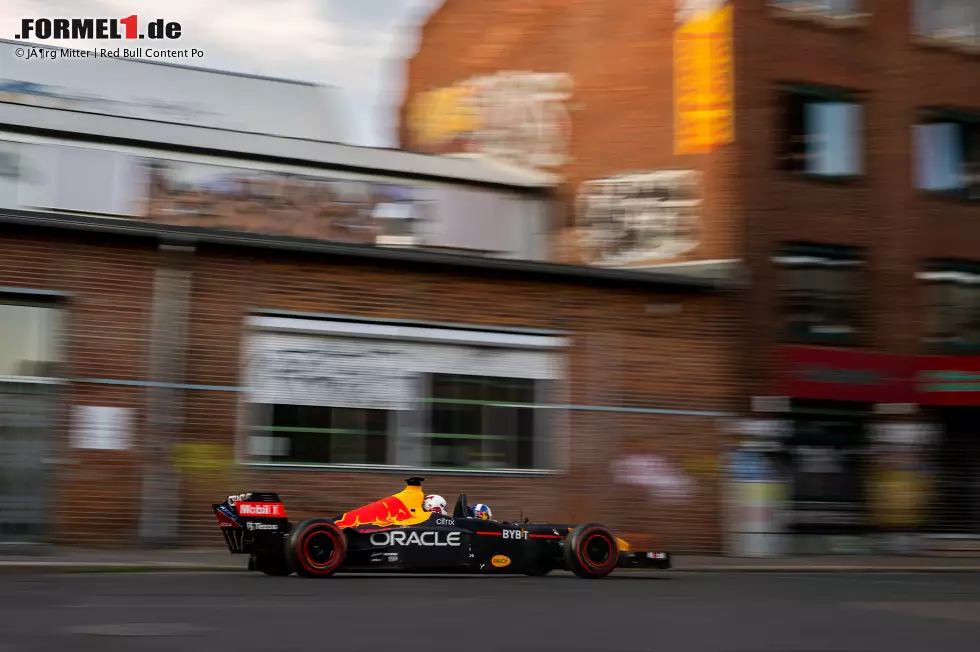 Foto zur News: Ex-Formel-1-Pilot David Coulthard nimmt Fußballer Emil Forsberg im Red Bull mit durch Leipzig