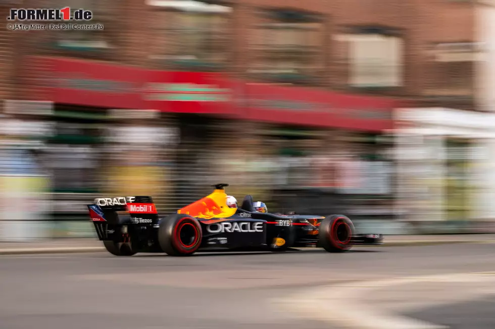 Foto zur News: Ex-Formel-1-Pilot David Coulthard nimmt Fußballer Emil Forsberg im Red Bull mit durch Leipzig