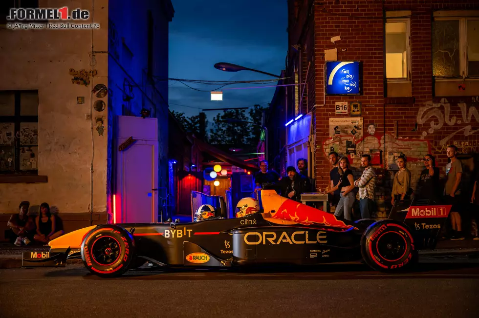 Foto zur News: Ex-Formel-1-Pilot David Coulthard nimmt Fußballer Emil Forsberg im Red Bull mit durch Leipzig