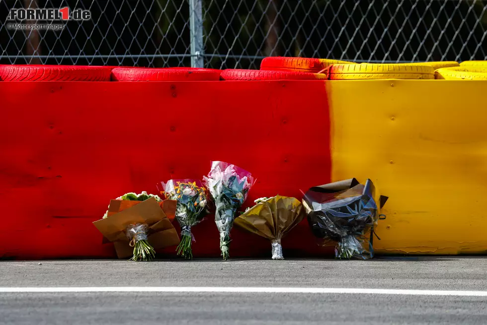 Foto zur News: Blumen an der Unfallstelle von Anthoine Hubert