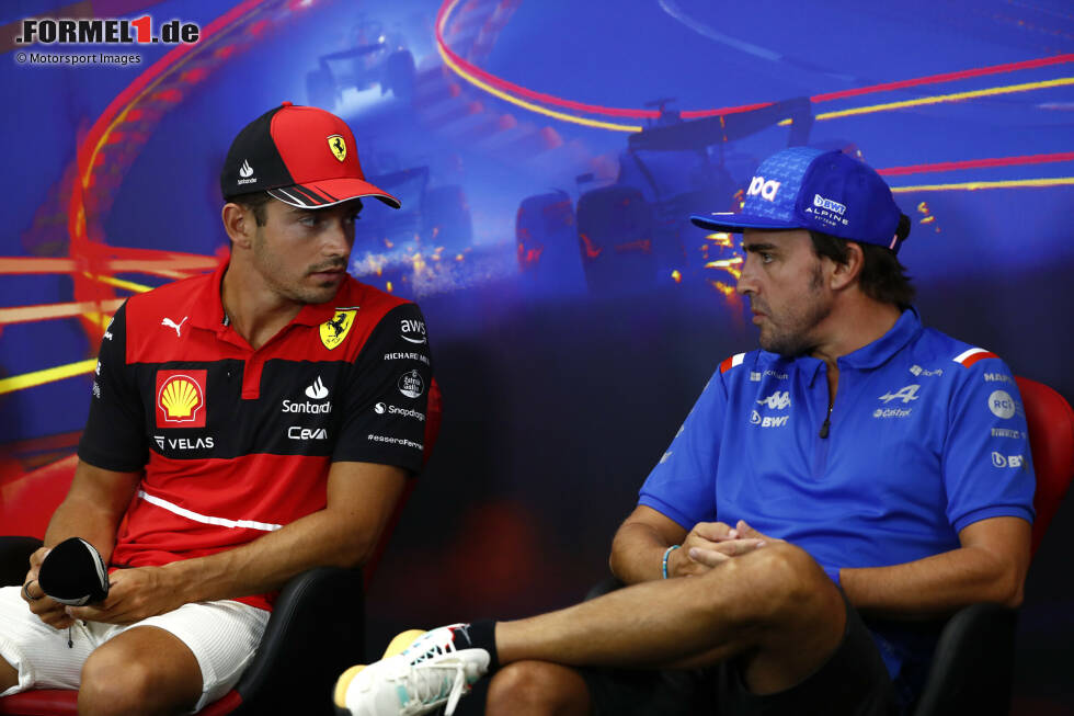 Foto zur News: Charles Leclerc (Ferrari) und Fernando Alonso (Alpine)