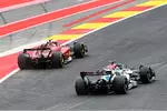 Foto zur News: George Russell (Mercedes) und Carlos Sainz (Ferrari)