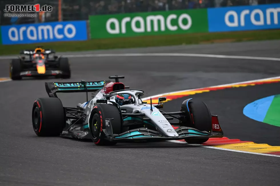 Foto zur News: George Russell (Mercedes) und Max Verstappen (Red Bull)