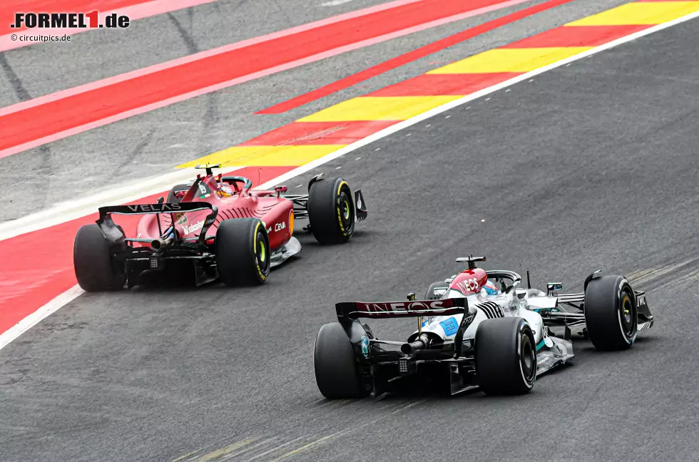 Foto zur News: George Russell (Mercedes) und Carlos Sainz (Ferrari)