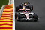 Foto zur News: Valtteri Bottas (Alfa Romeo) und Max Verstappen (Red Bull)