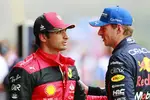 Foto zur News: Carlos Sainz (Ferrari) und Max Verstappen (Red Bull)