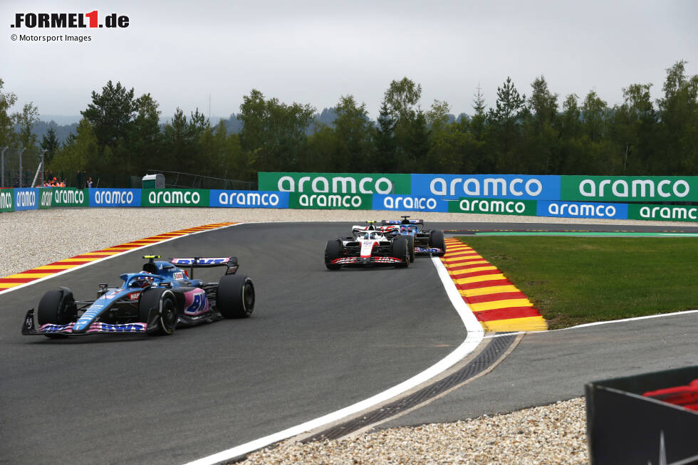 Foto zur News: Esteban Ocon (Alpine), Mick Schumacher (Haas) und Fernando Alonso (Alpine)