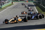 Foto zur News: Alexander Albon (Williams), Daniel Ricciardo (McLaren) und Max Verstappen (Red Bull)