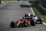 Foto zur News: Charles Leclerc (Ferrari) und Yuki Tsunoda (AlphaTauri)
