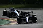 Foto zur News: Alexander Albon (Williams) und Esteban Ocon (Alpine)