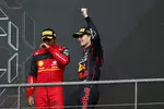 Foto zur News: Carlos Sainz (Ferrari) und Max Verstappen (Red Bull)