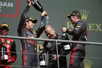 Foto zur News: Sergio Perez (Red Bull) und Max Verstappen (Red Bull)