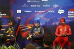 Foto zur News: Sergio Perez (Red Bull), Max Verstappen (Red Bull) und Carlos Sainz (Ferrari)