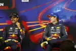 Foto zur News: Sergio Perez (Red Bull) und Max Verstappen (Red Bull)