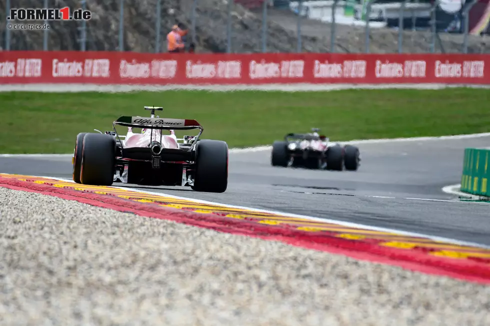 Foto zur News: Guanyu Zhou (Alfa Romeo) und Nicholas Latifi (Williams)