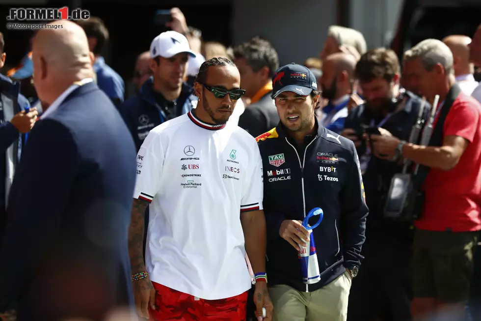 Foto zur News: Lewis Hamilton (Mercedes) und Sergio Perez (Red Bull)