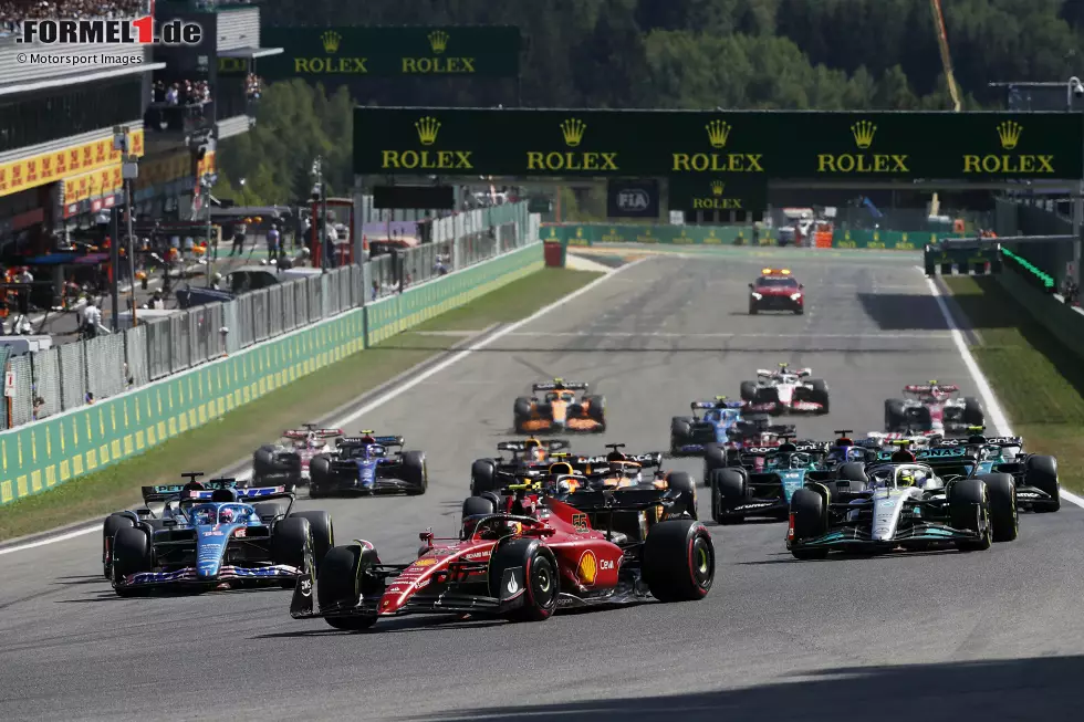 Foto zur News: Carlos Sainz (Ferrari), Max Verstappen (Red Bull), Lewis Hamilton (Mercedes), Fernando Alonso (Alpine) und George Russell (Mercedes)