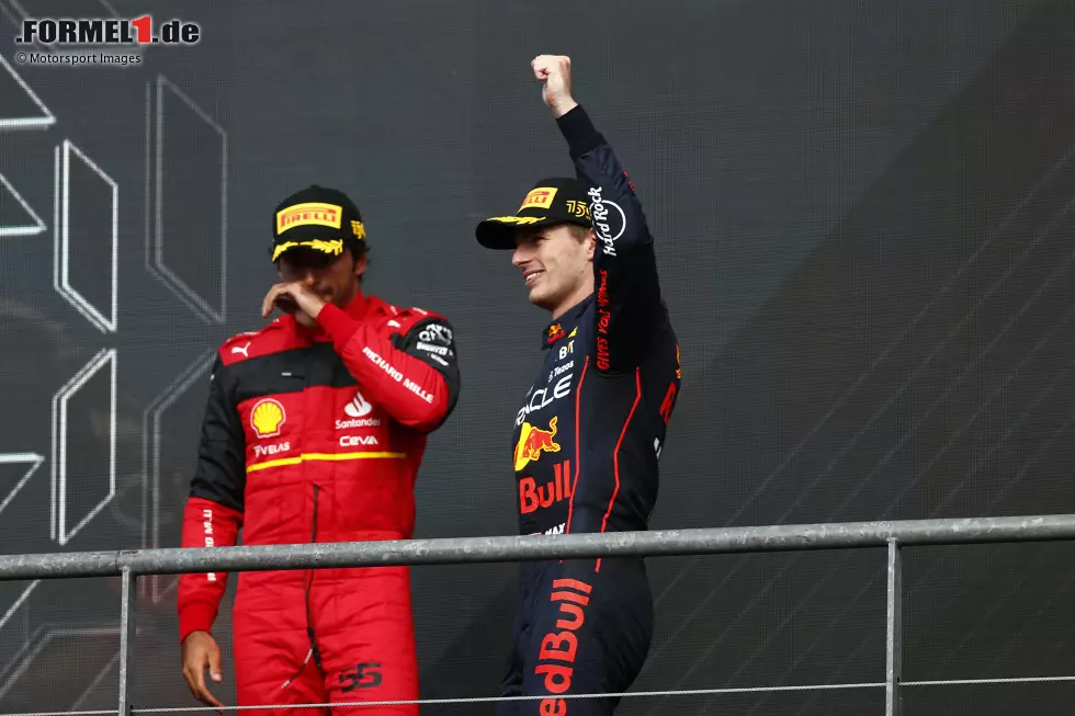 Foto zur News: Carlos Sainz (Ferrari) und Max Verstappen (Red Bull)