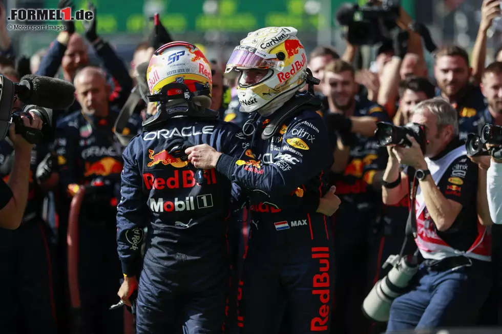 Foto zur News: Sergio Perez (Red Bull) und Max Verstappen (Red Bull)