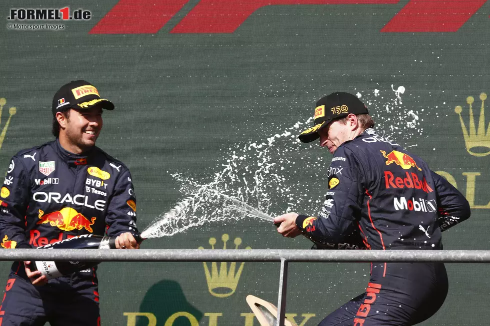 Foto zur News: Sergio Perez (Red Bull) und Max Verstappen (Red Bull)