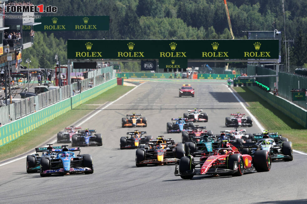 Carlos Sainz (Ferrari), Fernando Alonso (Alpine), Lewis Hamilton (Mercedes), Sergio Perez (Red Bull) und George Russell (Mercedes) Carlos Sainz (Ferrari), Fernando Alonso (Alpine), Lewis Hamilton (Mercedes), Sergio Perez (Red Bull) und George Russell (Mercedes)