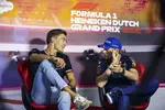 Foto zur News: George Russell (Mercedes) und Max Verstappen (Red Bull)