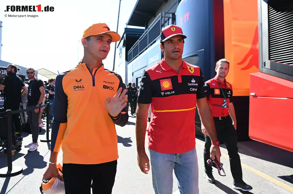 Foto zur News: Lando Norris (McLaren) und Carlos Sainz (Ferrari)