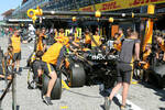 Foto zur News: McLaren-Mechaniker